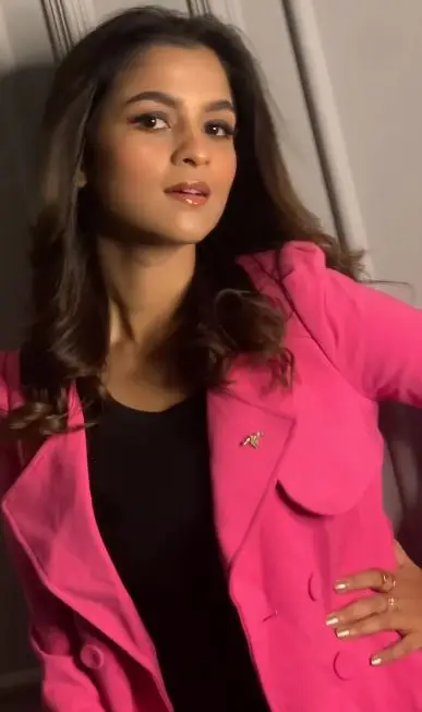 হট পিংকে আত্মবিশ্বাসী সাদিয়া