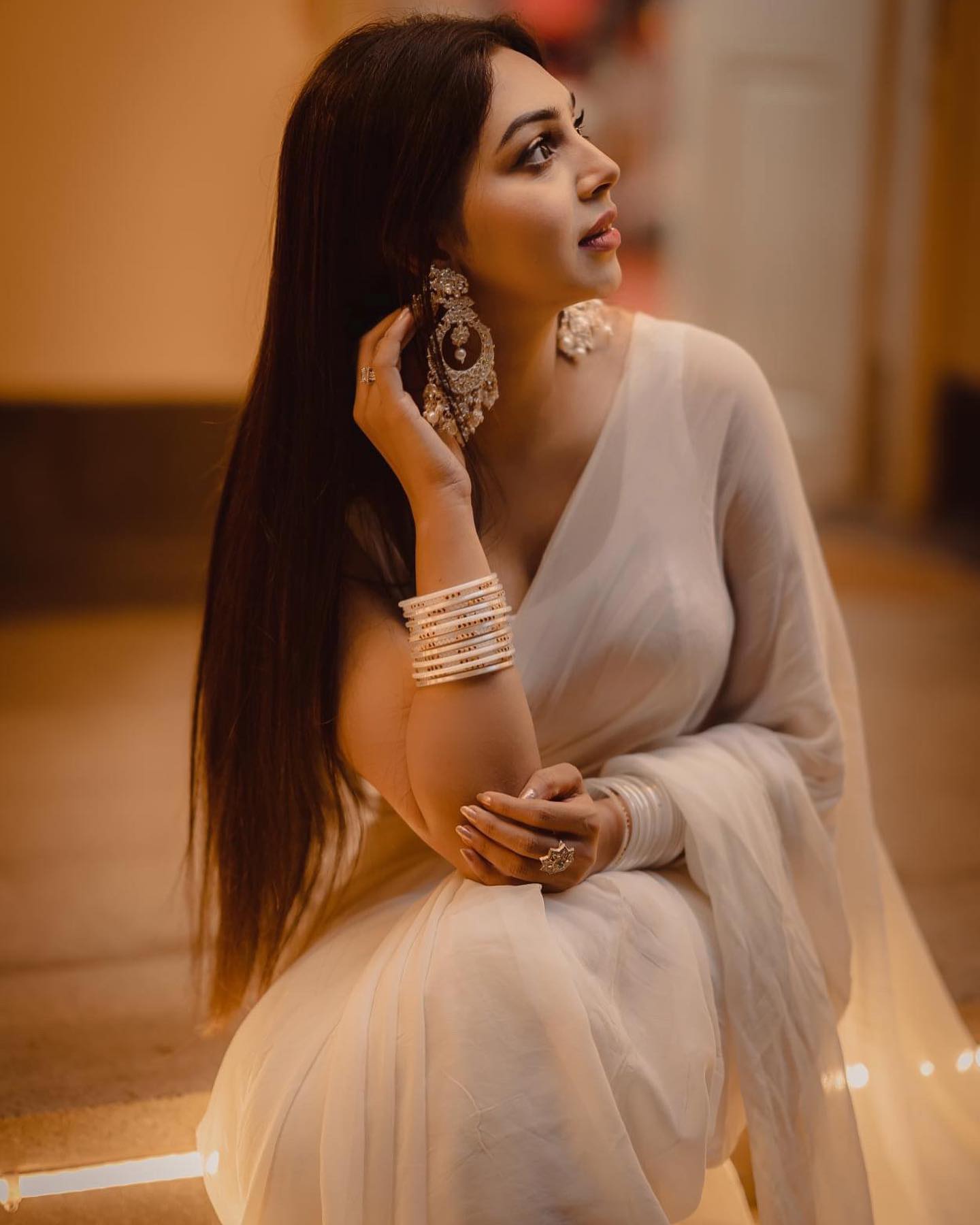 ব্লাউজ ছাড়া শাড়িতে, প্রভাকে কি চেনা যায়