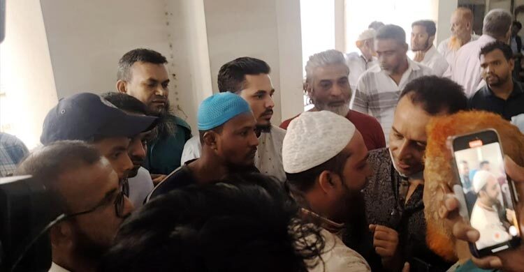 ‘উচ্চবংশীয়’ ছাগলের খামারি ইমরানের ছবি তোলায় সাংবাদিকদের হেনস্তা