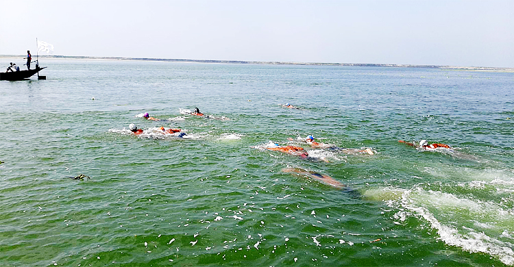 পদ্মায় অনুষ্ঠিত হলো ২০ কিলোমিটার সাঁতার প্রতিযোগিতা