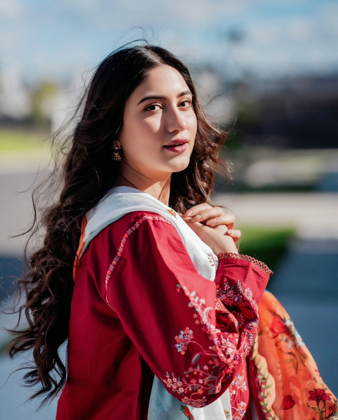 সালোয়ার-কামিজে প্রাণবন্ত সাফা