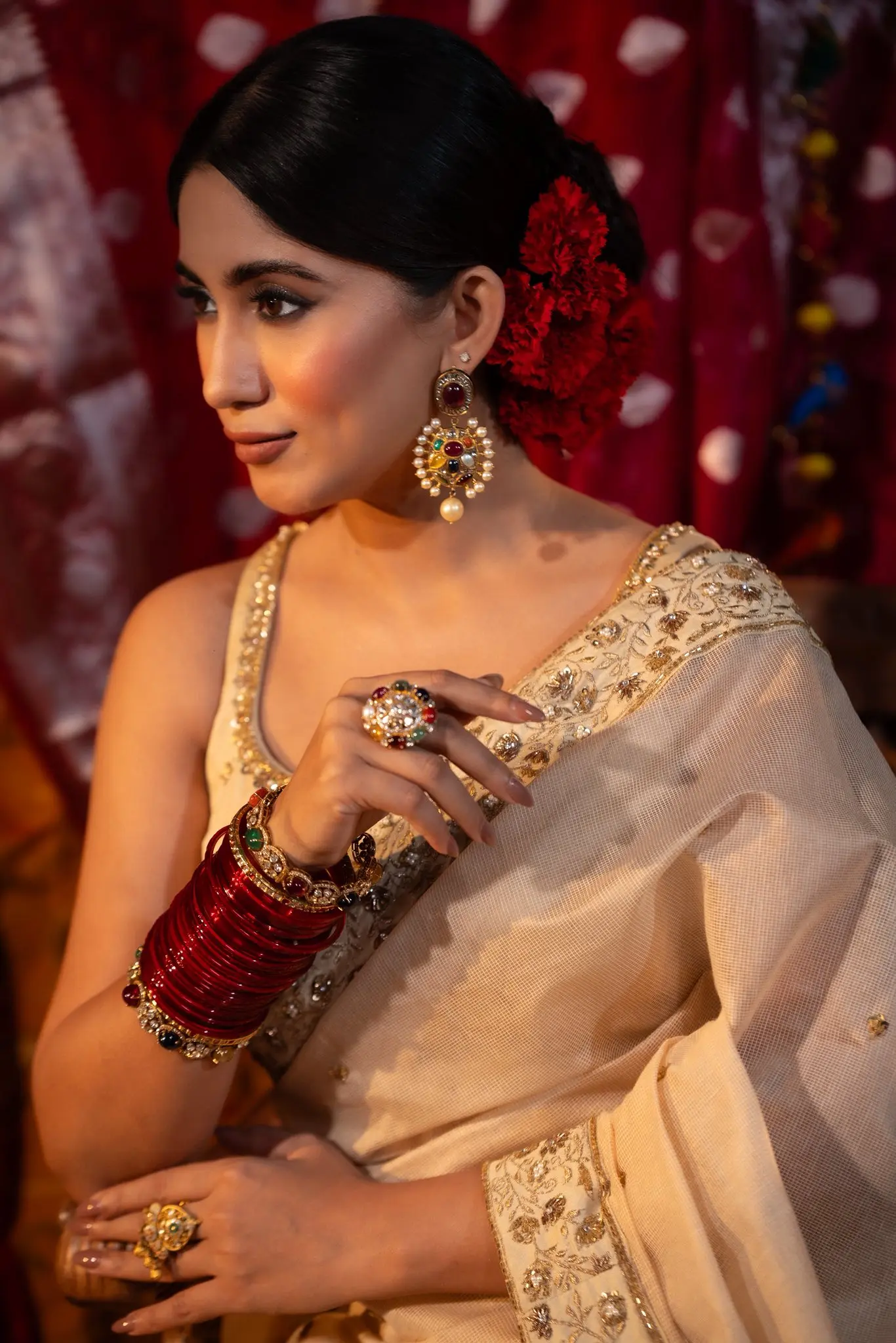 লাল-ক্রিম কম্বিনেশনে সাফার মোহনীয় স্টাইল