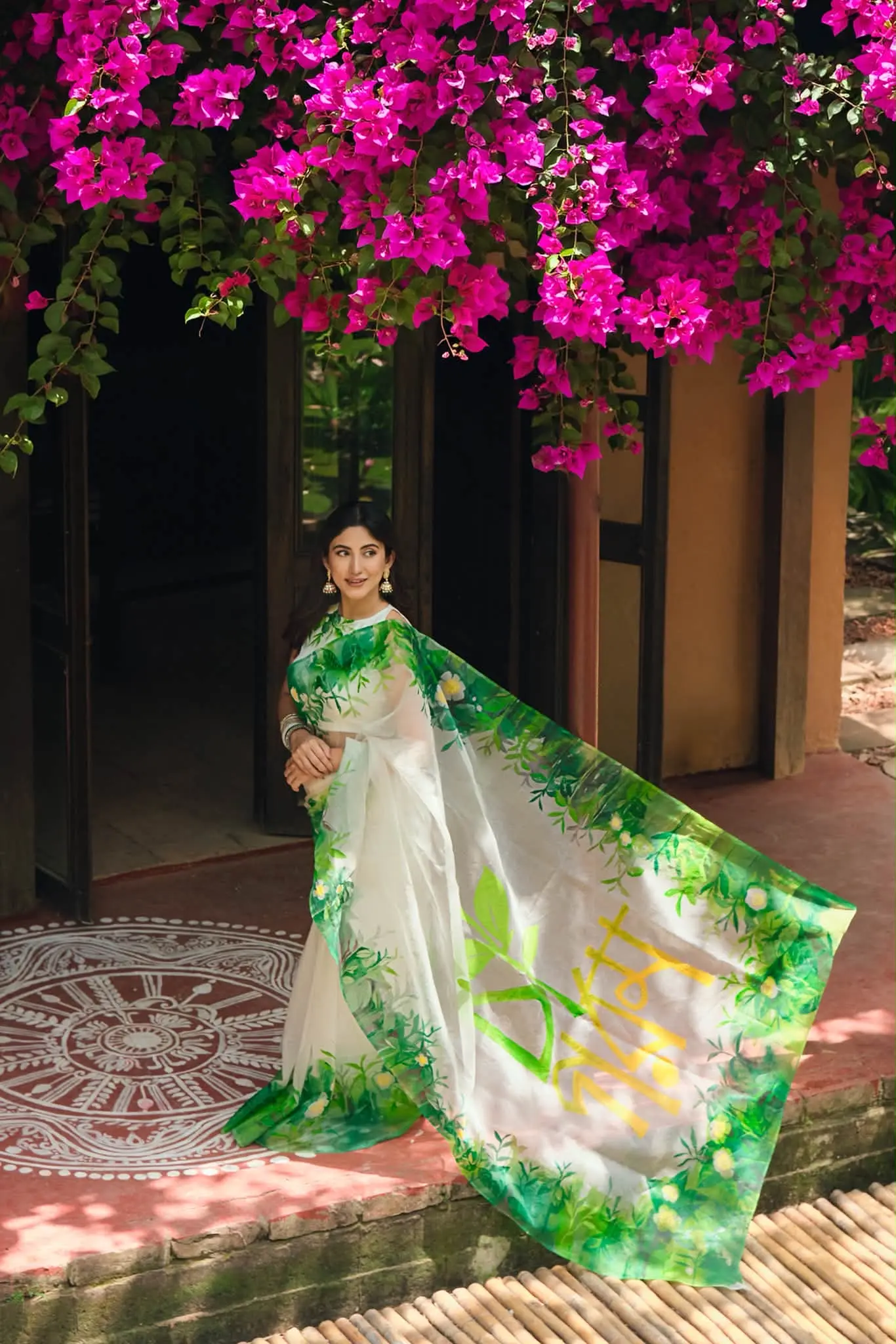 &lsquo;চা গরম&rsquo; লুকে মায়াবী সাফা