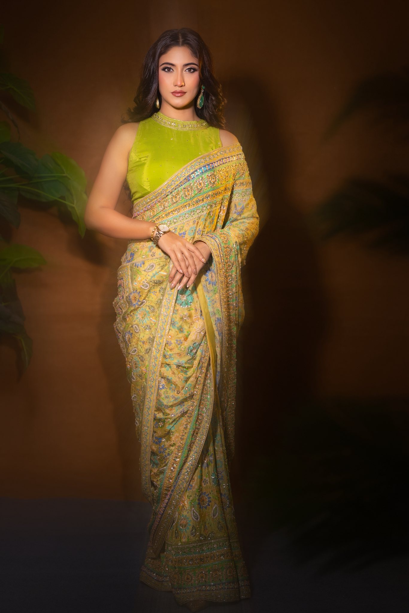 ফ্লোরাল শাড়িতে মায়াবী সাফা কবির