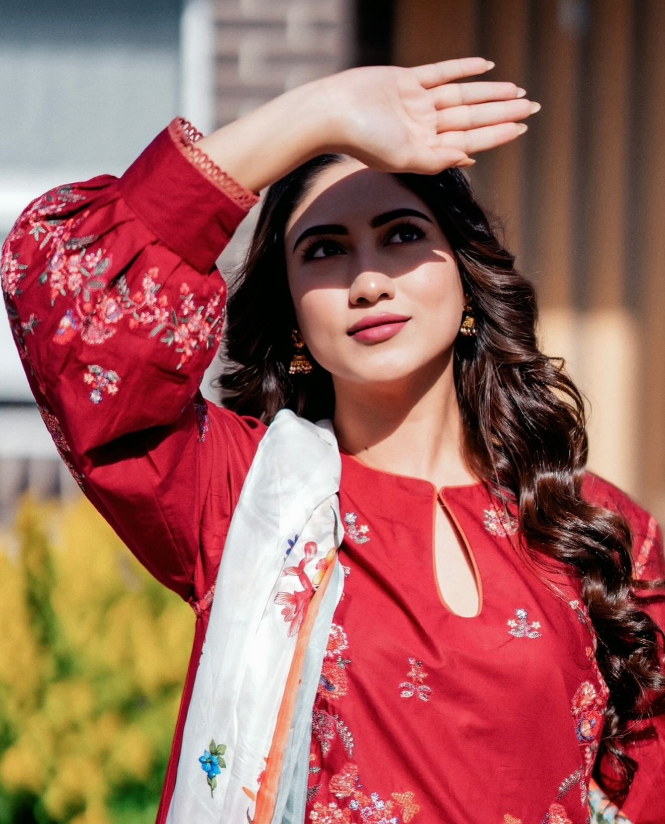 সালোয়ার-কামিজে প্রাণবন্ত সাফা