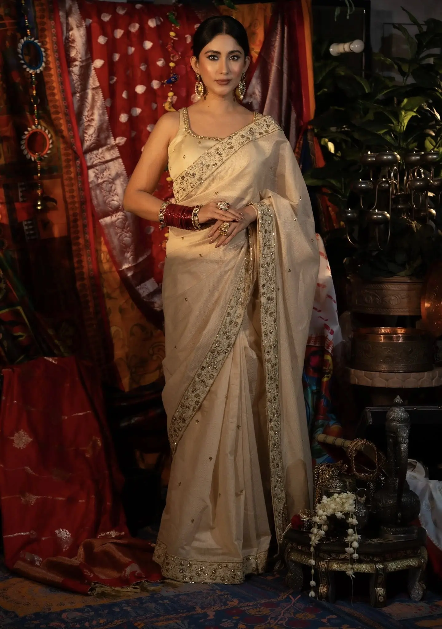 লাল-ক্রিম কম্বিনেশনে সাফার মোহনীয় স্টাইল