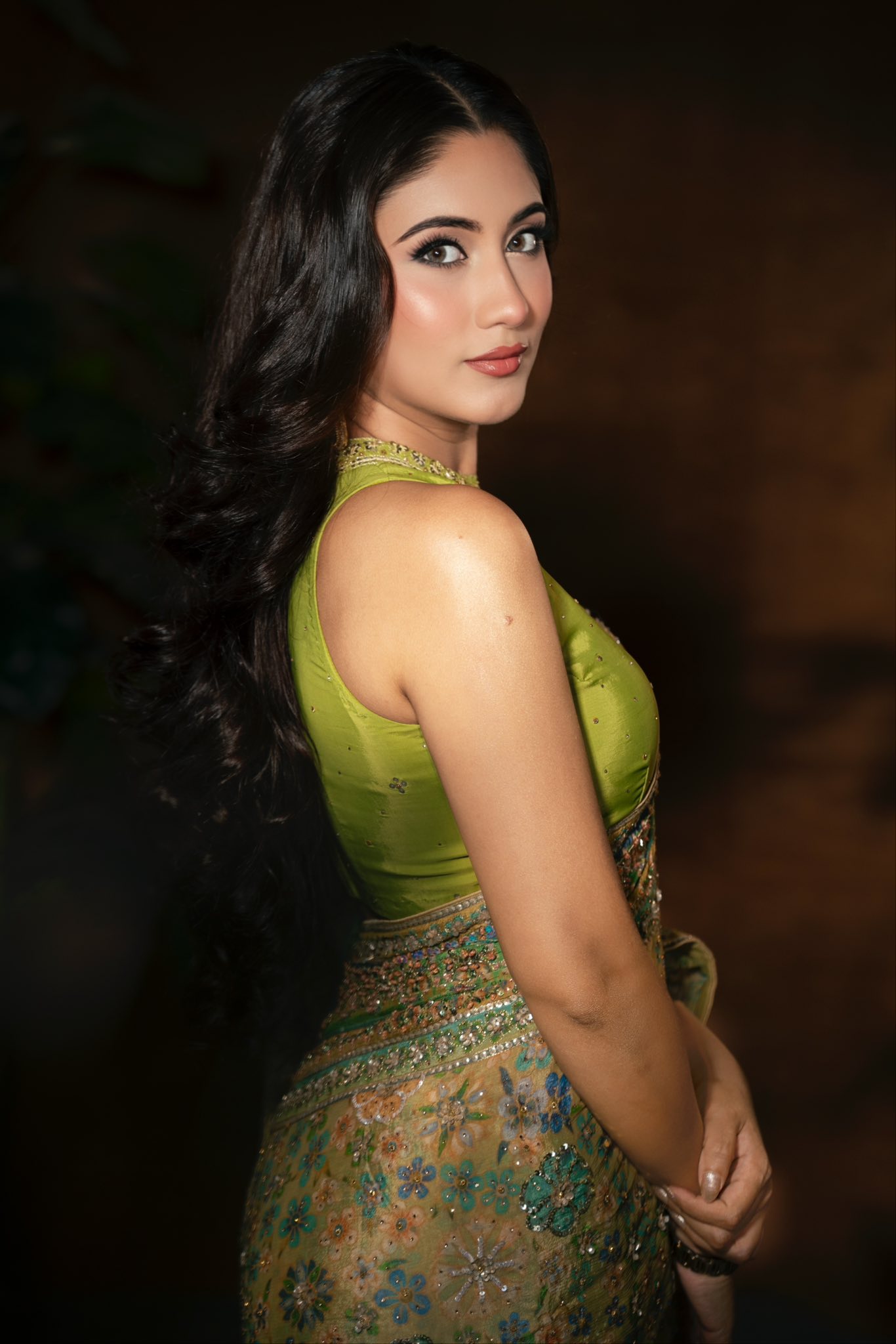 ফ্লোরাল শাড়িতে মায়াবী সাফা কবির