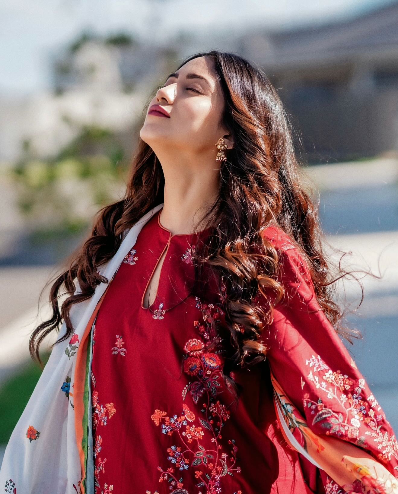 সালোয়ার-কামিজে প্রাণবন্ত সাফা