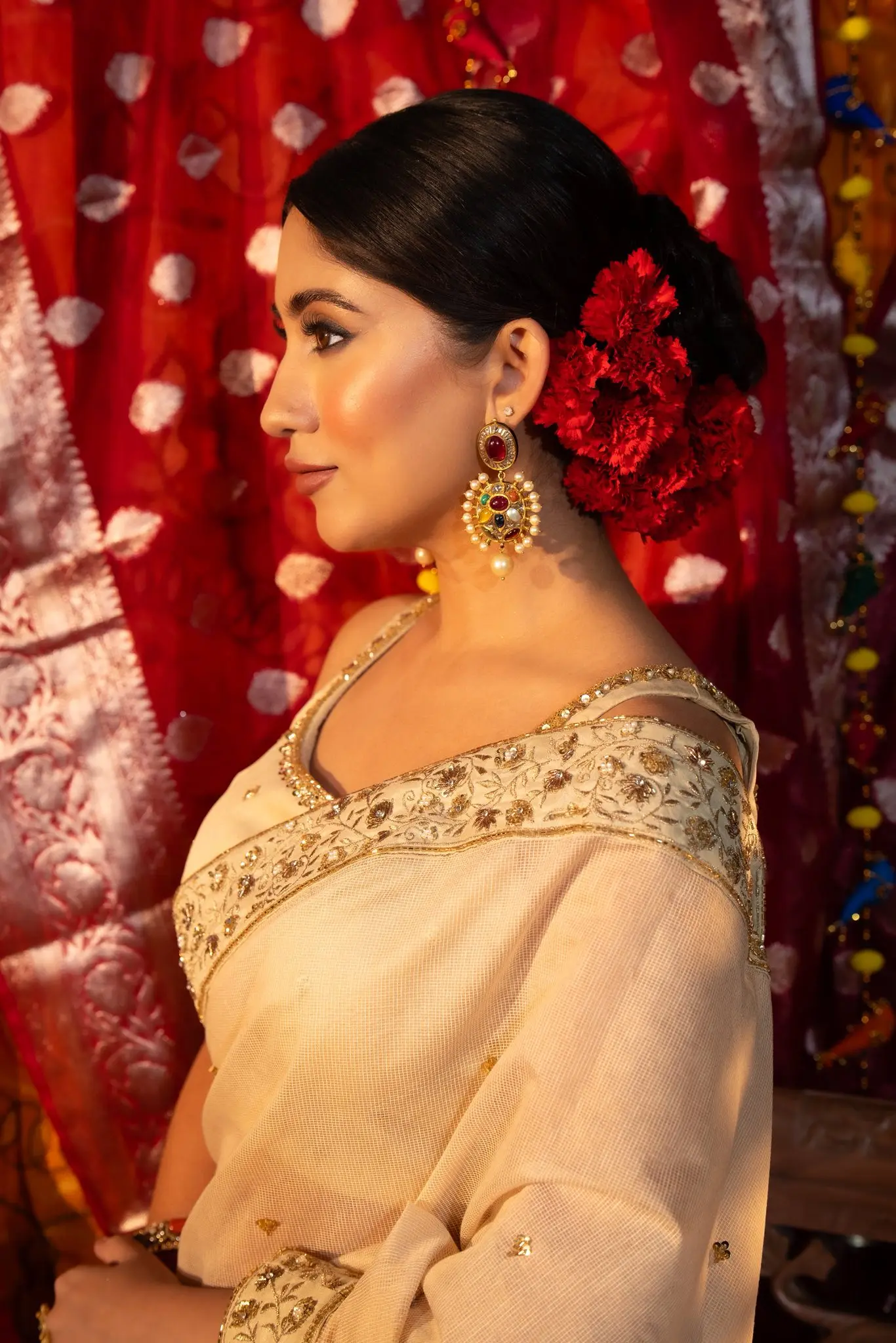 লাল-ক্রিম কম্বিনেশনে সাফার মোহনীয় স্টাইল