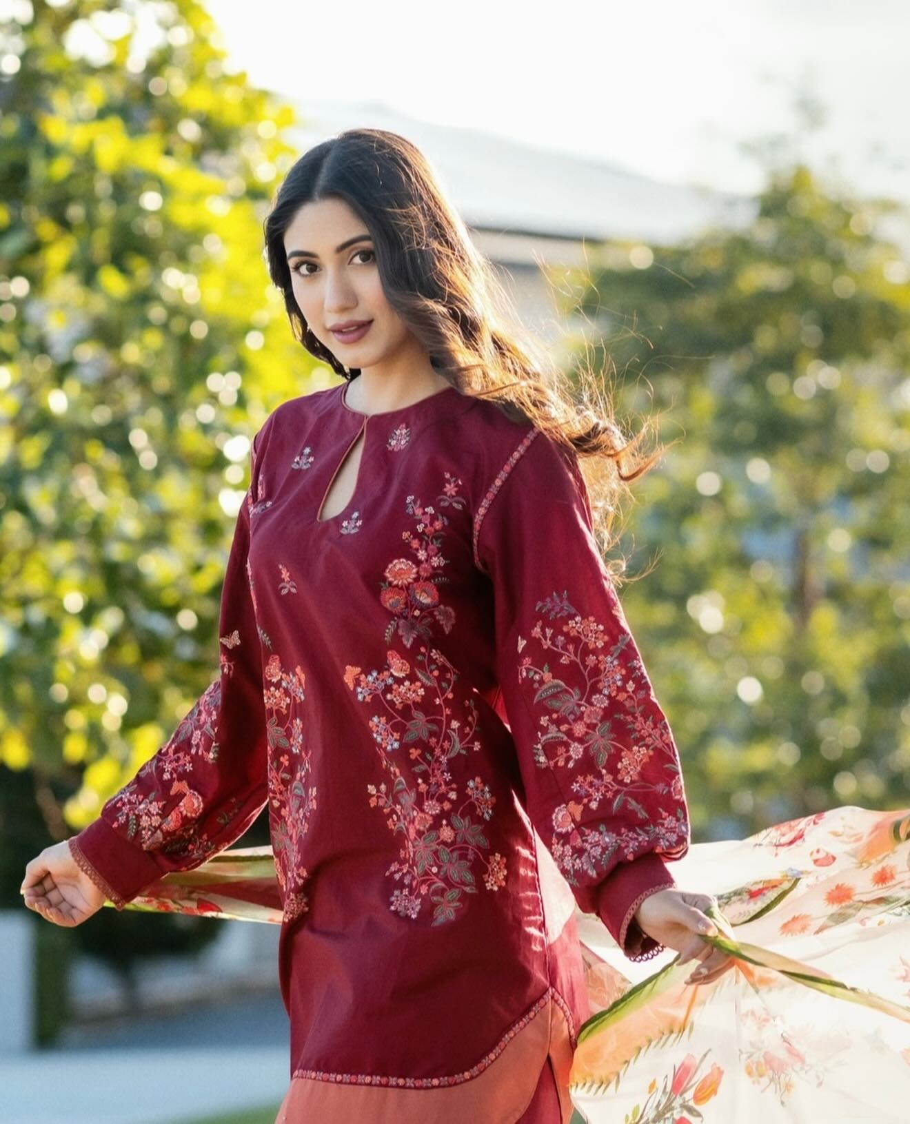 সালোয়ার-কামিজে প্রাণবন্ত সাফা