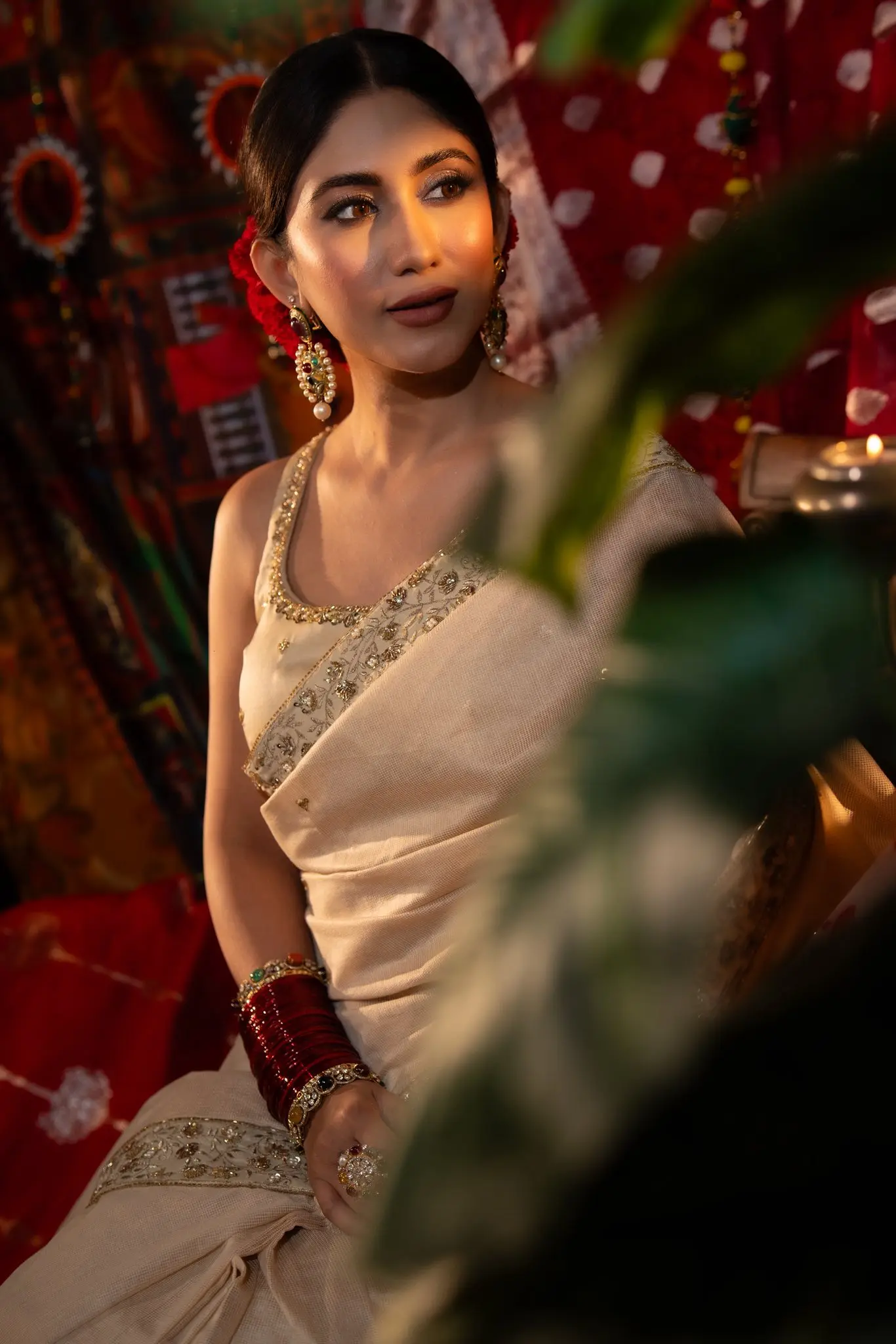 লাল-ক্রিম কম্বিনেশনে সাফার মোহনীয় স্টাইল