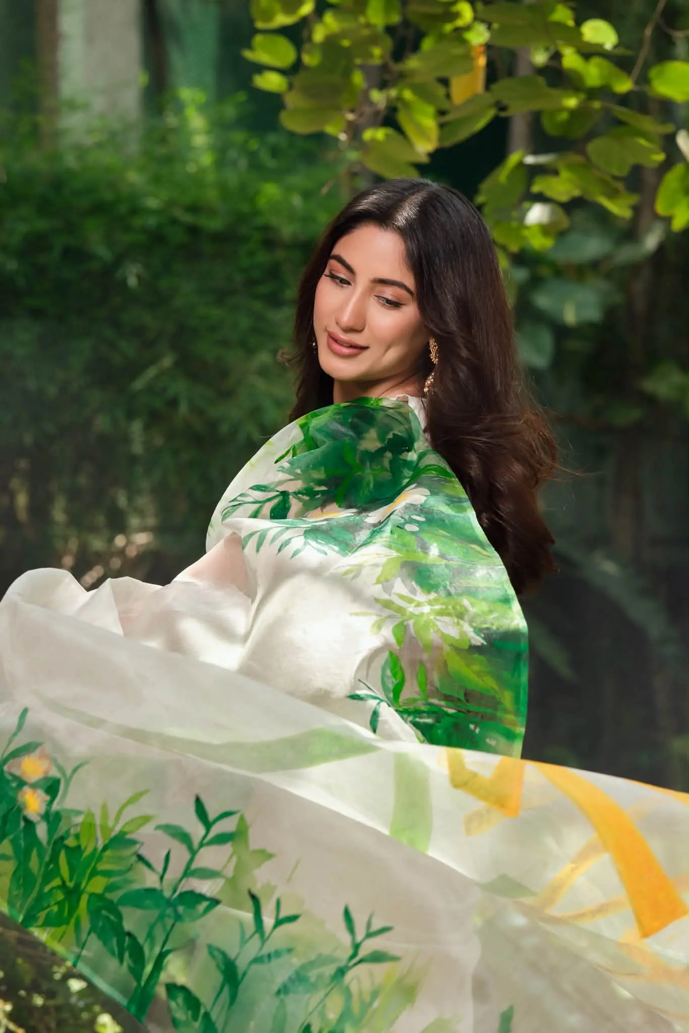 শাড়িটির আঁচলে বড় করে লেখা &lsquo;চা গরম&rsquo;; যা শুধু একটি পোশাক নয়, বরং তার অভিনীত চরিত্রের সঙ্গেও তৈরি করেছে একটি ভিজ্যুয়াল সংযোগ।