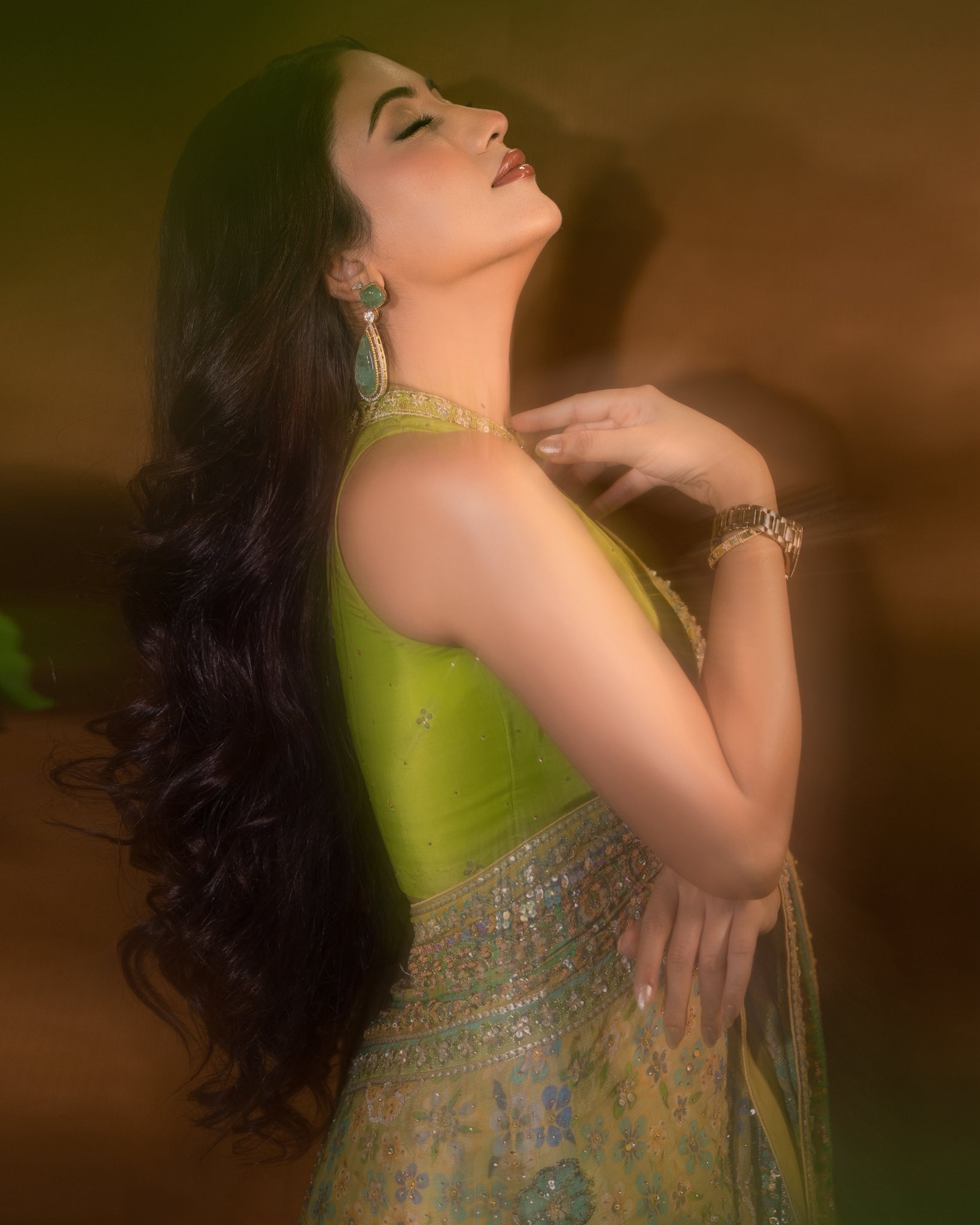 ফ্লোরাল শাড়িতে মায়াবী সাফা কবির