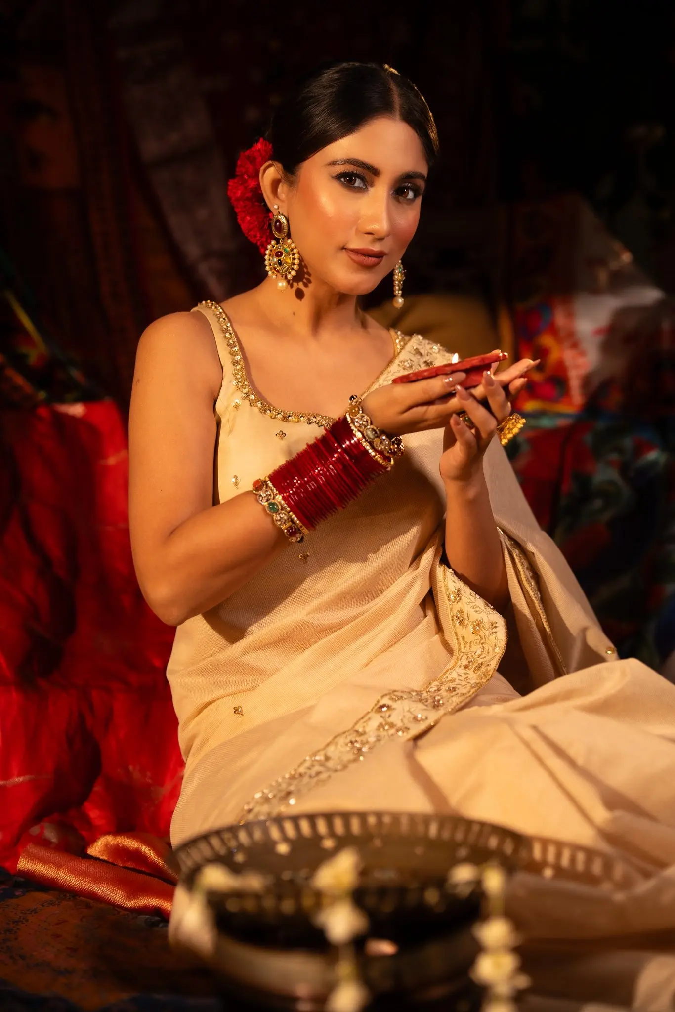 লাল-ক্রিম কম্বিনেশনে সাফার মোহনীয় স্টাইল