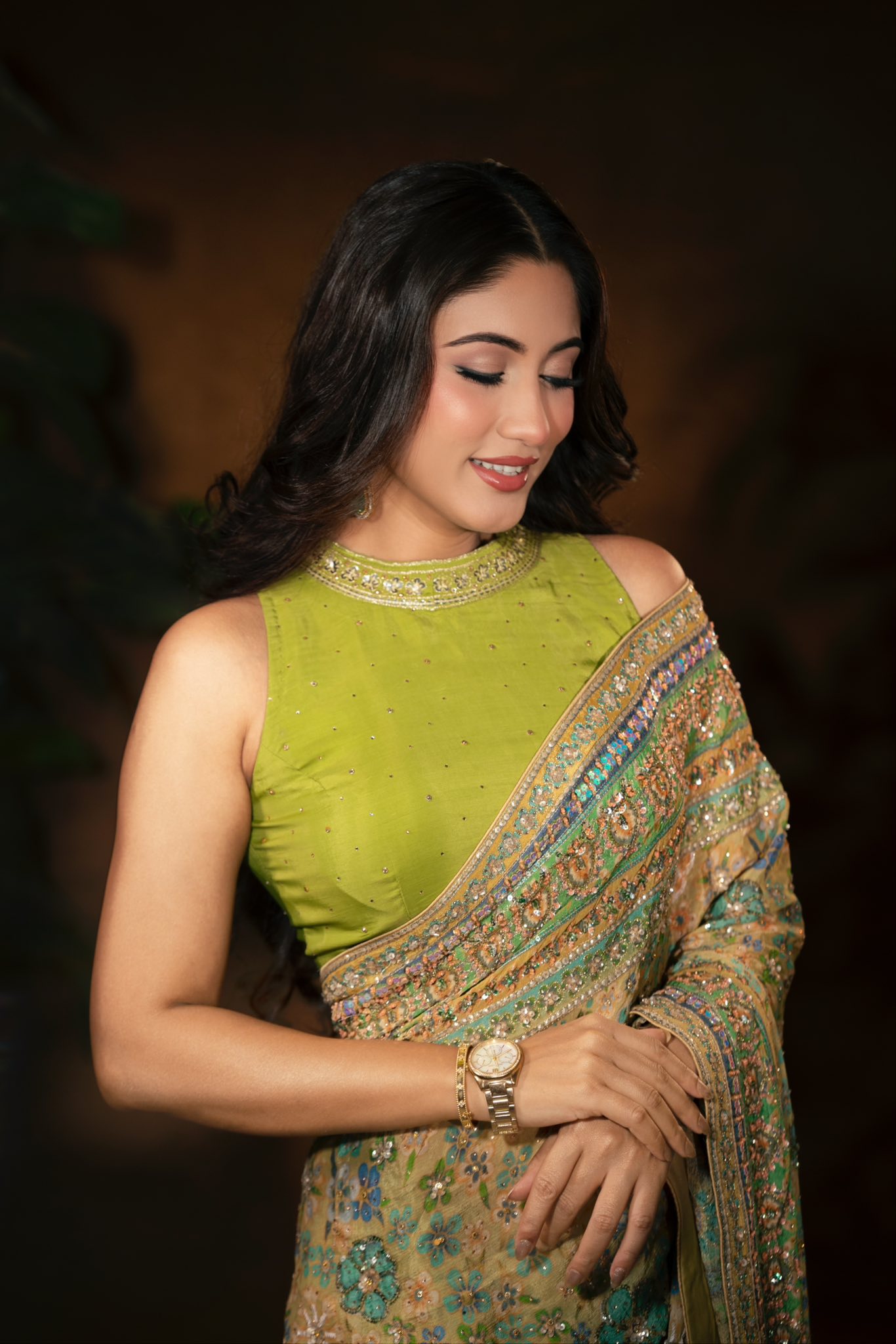 ফ্লোরাল শাড়িতে মায়াবী সাফা কবির