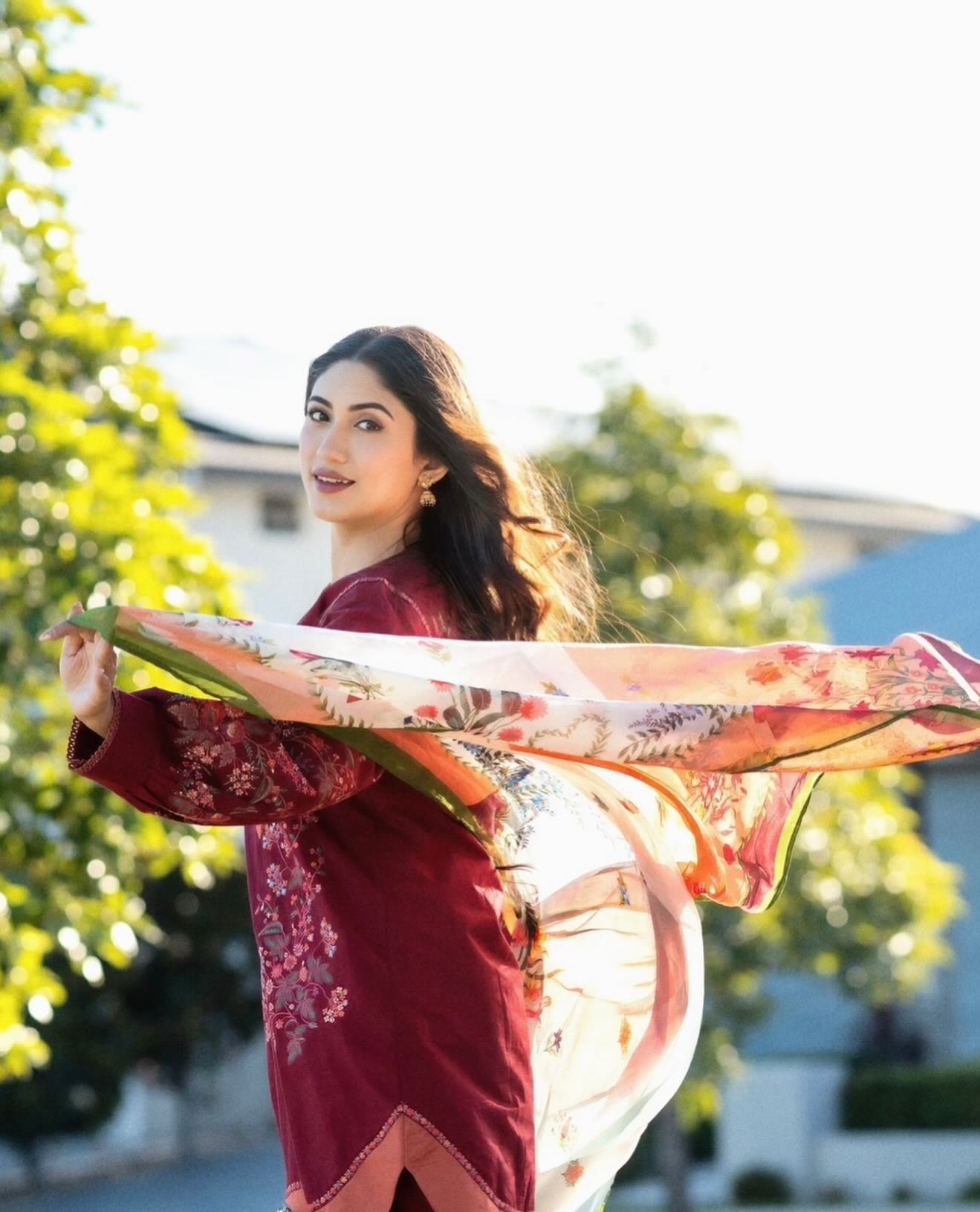 সালোয়ার-কামিজে প্রাণবন্ত সাফা