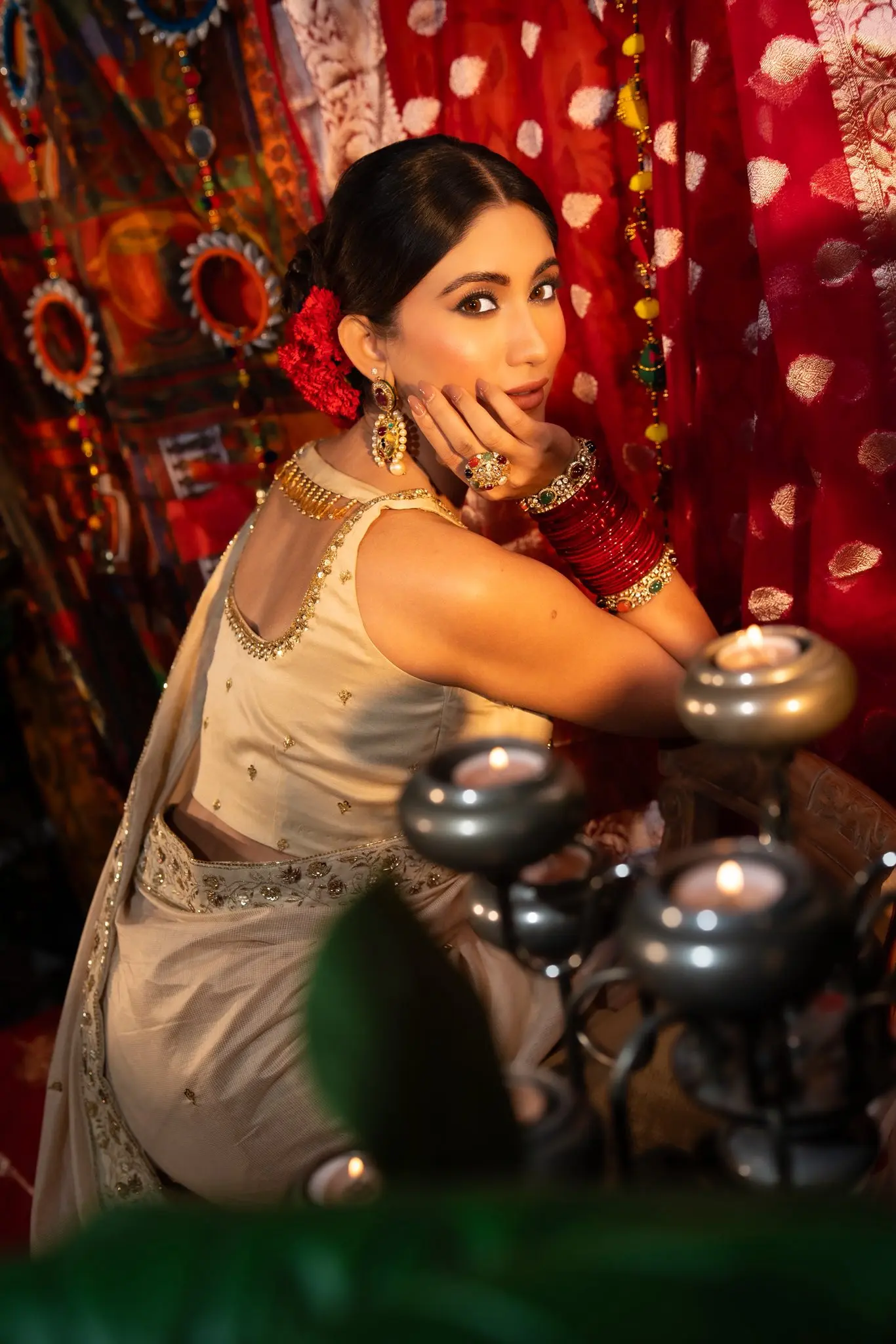 লাল-ক্রিম কম্বিনেশনে সাফার মোহনীয় স্টাইল