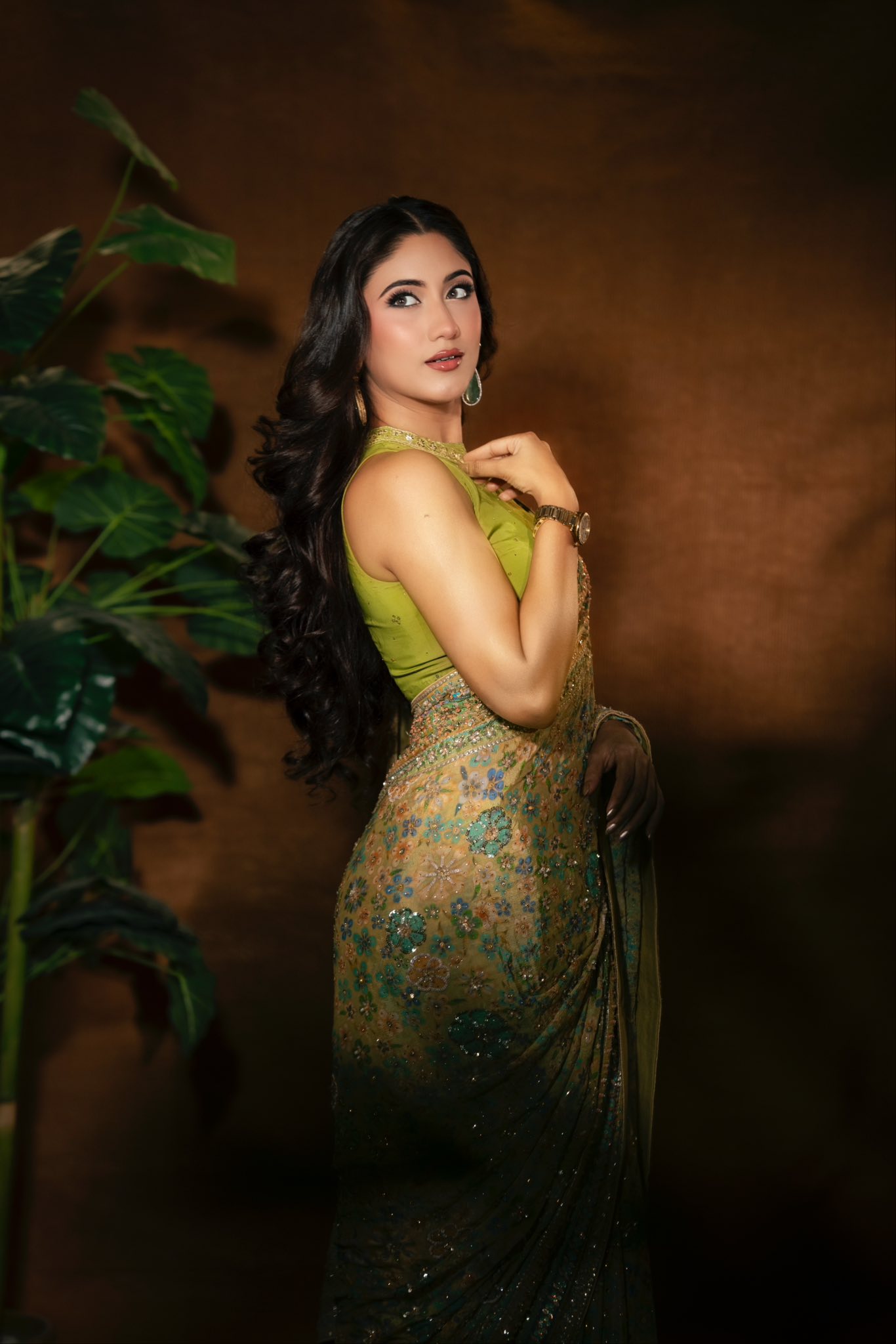 ফ্লোরাল শাড়িতে মায়াবী সাফা কবির