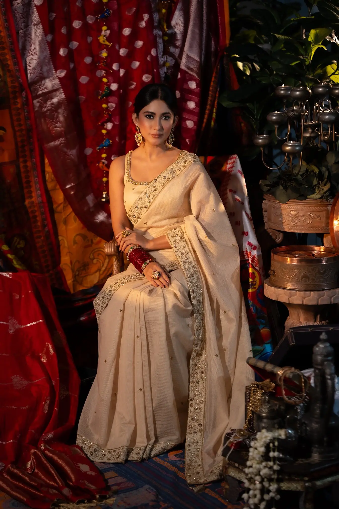 লাল-ক্রিম কম্বিনেশনে সাফার মোহনীয় স্টাইল