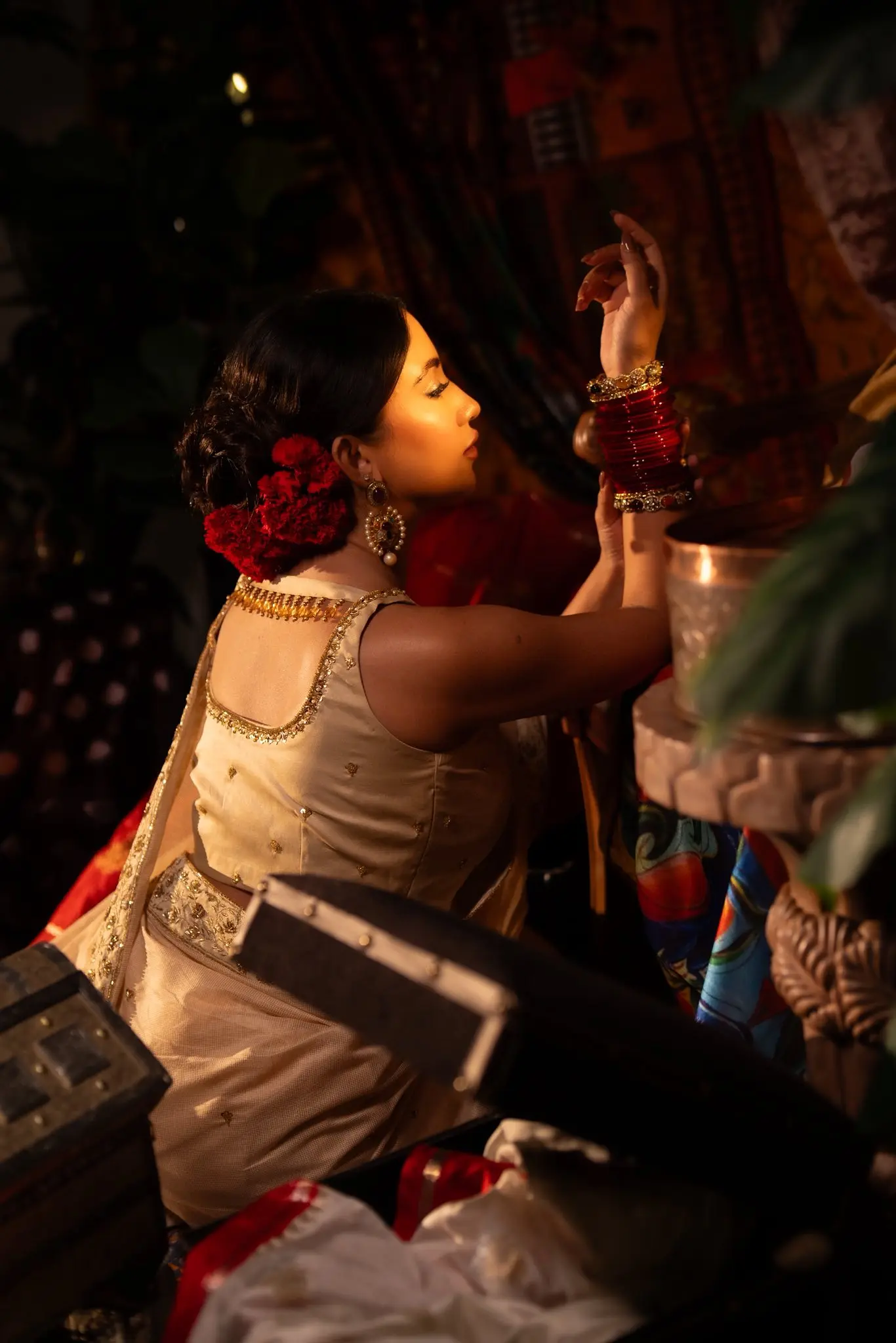 লাল-ক্রিম কম্বিনেশনে সাফার মোহনীয় স্টাইল