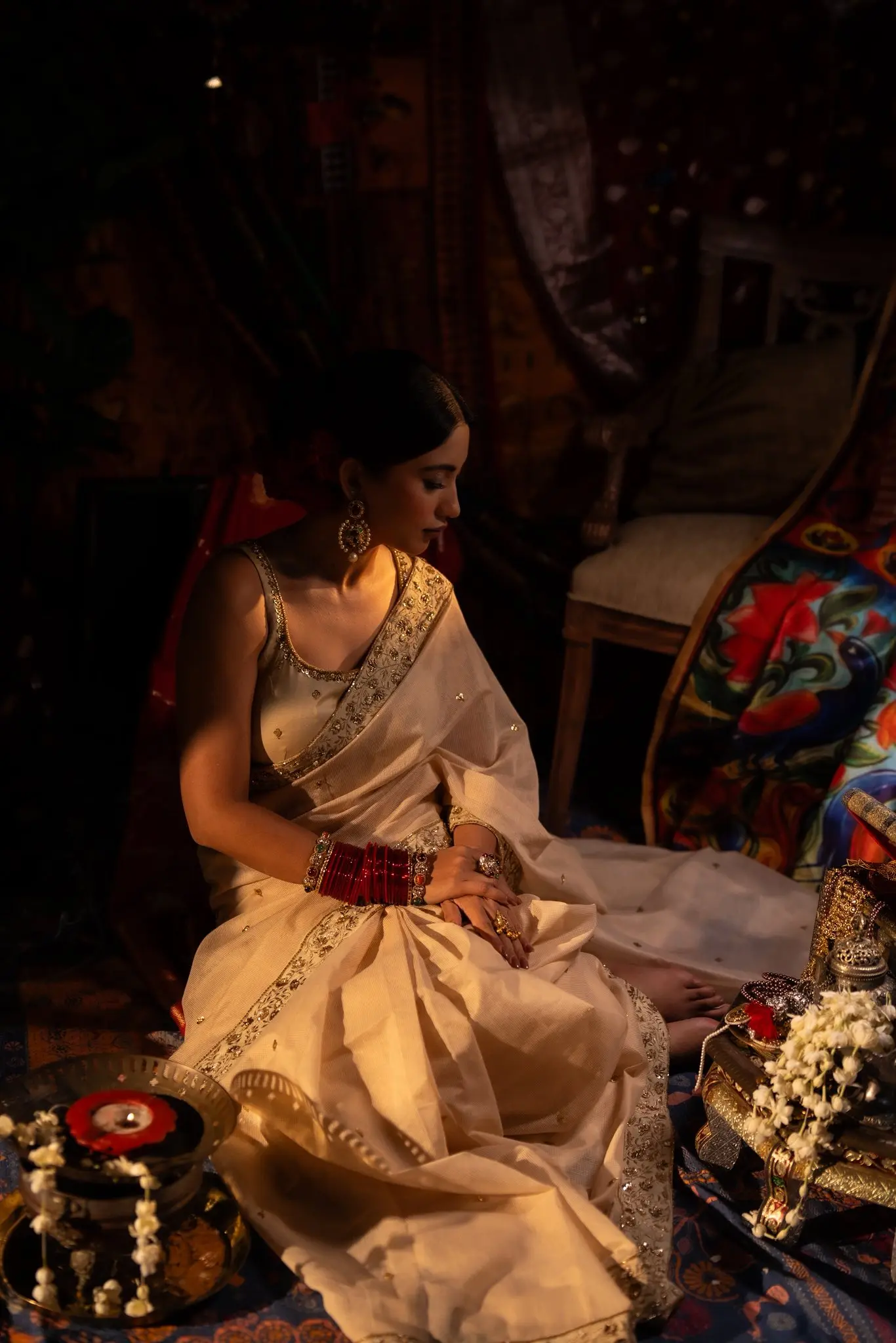 লাল-ক্রিম কম্বিনেশনে সাফার মোহনীয় স্টাইল