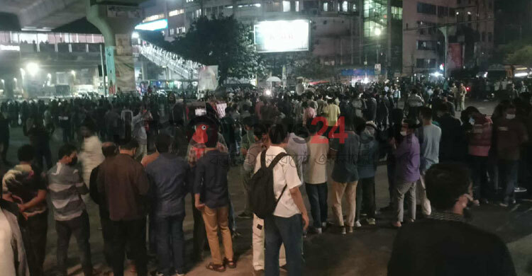 ৪৭তম বিসিএস পরীক্ষা পেছানোর দাবিতে শাহবাগ অবরোধ