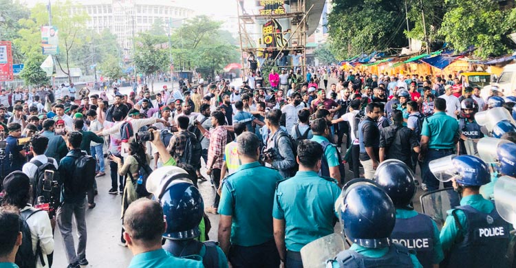 শাহবাগে অবরোধ, পুলিশের সঙ্গে আন্দোলনকারীদের ধাক্কাধাক্কি