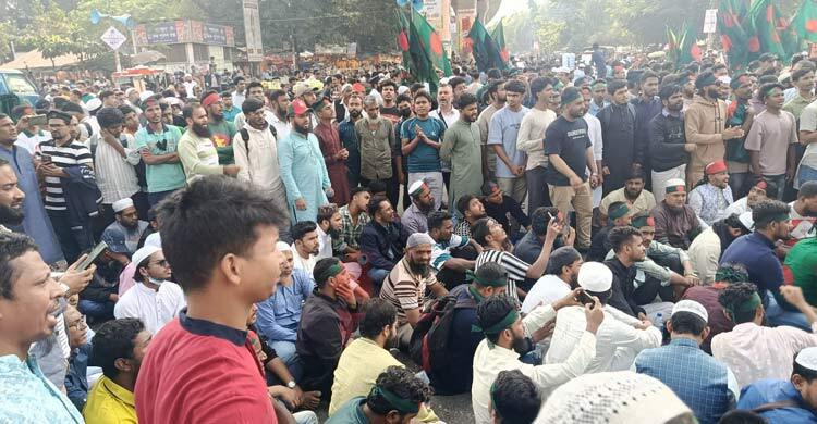 স্লোগানে উত্তাল শাহবাগ, বাড়ছে উপস্থিতি