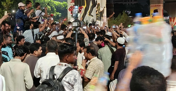 শাহবাগে ছাত্রদল ও শিবির সমর্থকদের স্লোগান-মিছিল