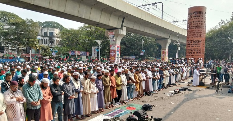 শাহবাগে জুমার নামাজ আদায় করলেন বিক্ষোভকারীরা