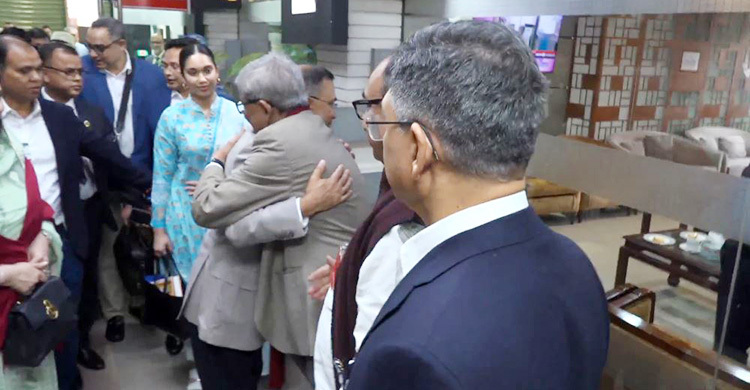 শাহজালালে দলীয় নেতাদের সঙ্গে কুশল বিনিময় তারেক রহমানের