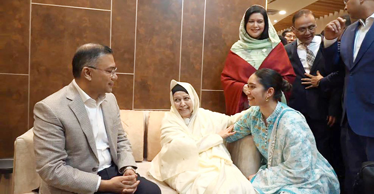 শাহজালালে দলীয় নেতাদের সঙ্গে কুশল বিনিময় তারেক রহমানের