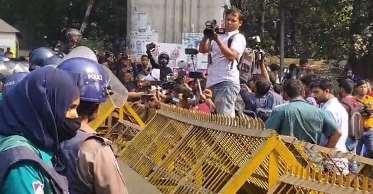 শাহবাগে ৪৭তম বিসিএস প্রার্থীদের সঙ্গে পুলিশের ধাওয়া-পাল্টা ধাওয়া