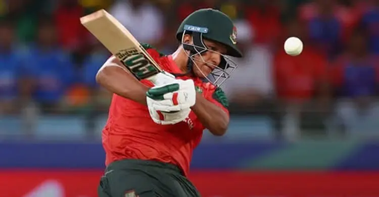১০ বলেই ইতিহাস, সাইফউদ্দিনের ব্যাটে ভাঙল ১৯ বছরের রেকর্ড
