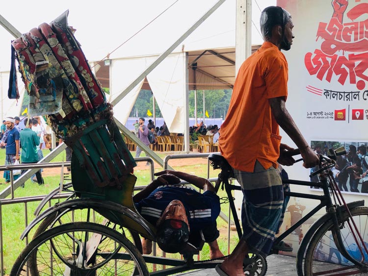 সাঁজোয়া যান থেকে ইয়ামিনকে ফালানোর দৃশ্য দেখানো হয় মোটিফের মাধ্যমে