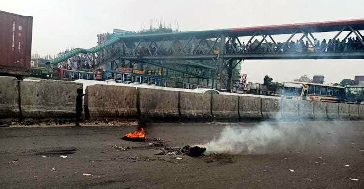 সাইনবোর্ডে আগুন জ্বালিয়ে অটোরিকশাচালকদের বিক্ষোভ