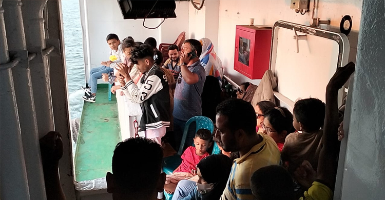 সেন্টমার্টিনের জাহাজের সিটে বসা নিয়ে যাত্রীদের মারামারি