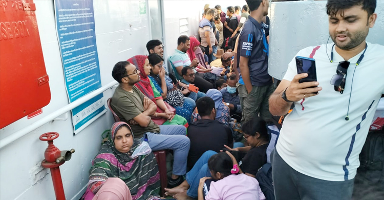 সেন্টমার্টিনের জাহাজের সিটে বসা নিয়ে যাত্রীদের মারামারি