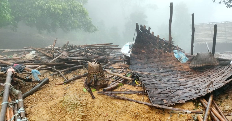 ভারী বর্ষণ-বাতাসে সাজেকে ভেঙে গেছে পাঁচ বসতঘর
