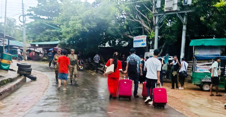 সড়ক ডুবে যাওয়ায় সাজেকে যান চলাচল বন্ধ