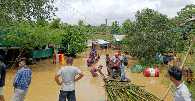 সড়ক ডুবে যাওয়ায় সাজেকে যান চলাচল বন্ধ