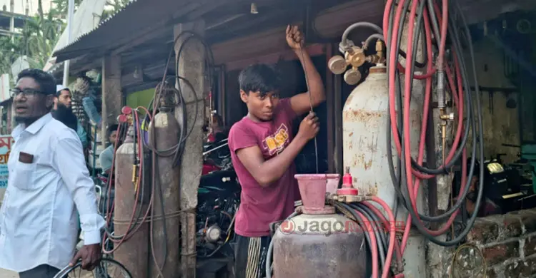 &lsquo;পেটের দায়ে অটো চালাইতে হয়, বাবার ওষুধও কিনতে হয় প্রতিদিন&rsquo;