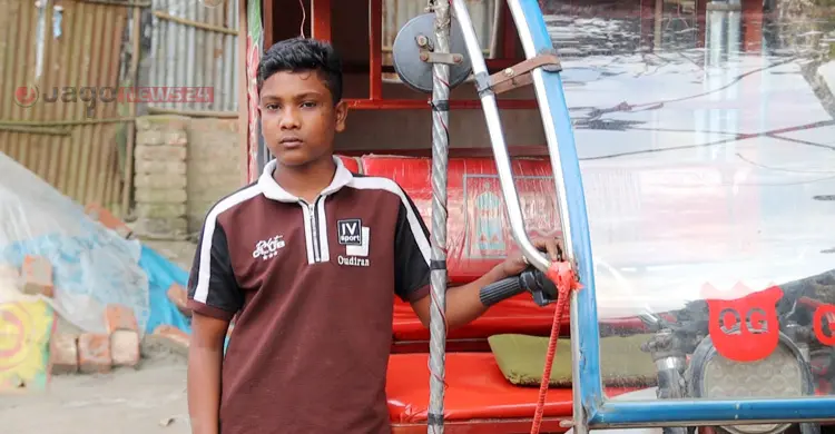 ‘পেটের দায়ে অটো চালাইতে হয়, বাবার ওষুধও কিনতে হয় প্রতিদিন’