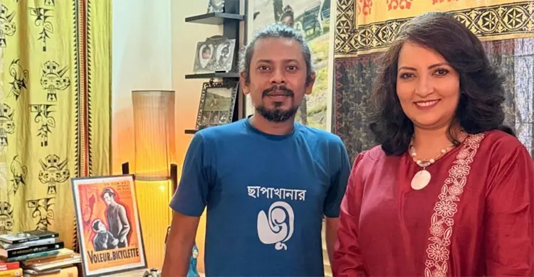 দীর্ঘদিন পর দেখা দিলেন মুনমুন, এলেন সাজ্জাদ হুসাইনের অতিথি হয়ে