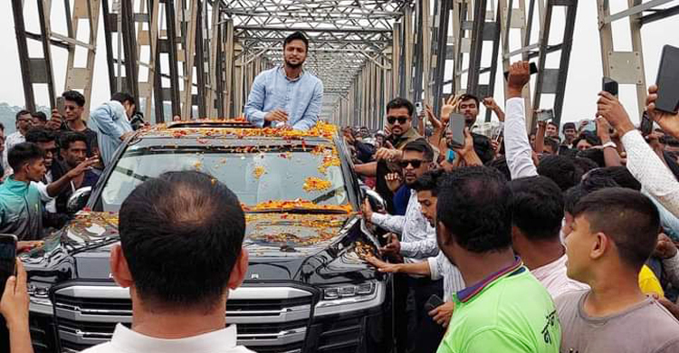 মাগুরায় সাকিবকে ফুল দিয়ে বরণ