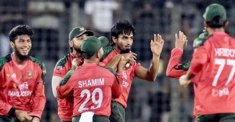 আগের বলে ছক্কা, পরের বলে স্টাম্প ভাঙলেন সাকিব