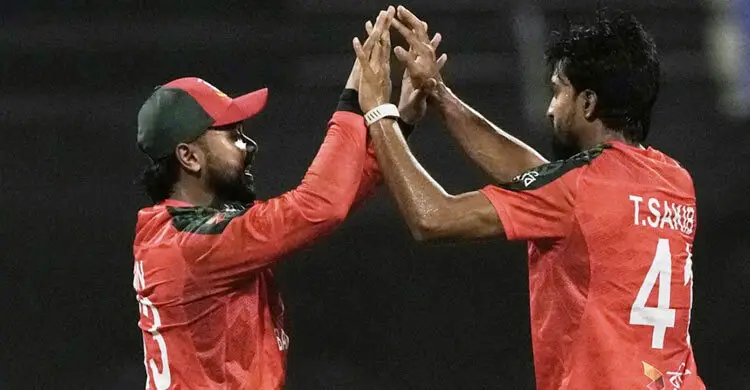 আইরিশদের উড়ন্ত সূচনার পর তানজিম সাকিবের আঘাত