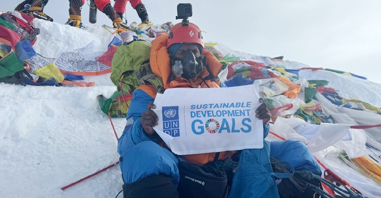 ইউএনডিপির অ্যাওয়ার্ড জিতলো শাকিলের এভারেস্ট জয়ের ছবি