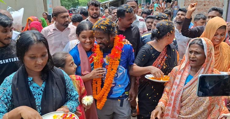 এভারেস্ট জয়ী শাকিলকে পথে পথে ফুল দিয়ে শুভেচ্ছা