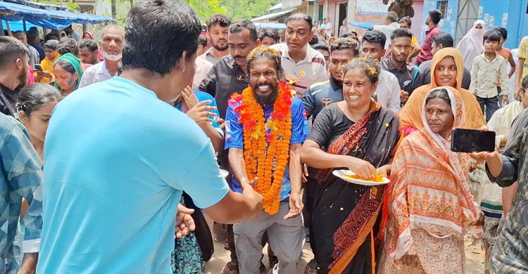 এভারেস্ট জয়ী শাকিলকে পথে পথে ফুল দিয়ে শুভেচ্ছা